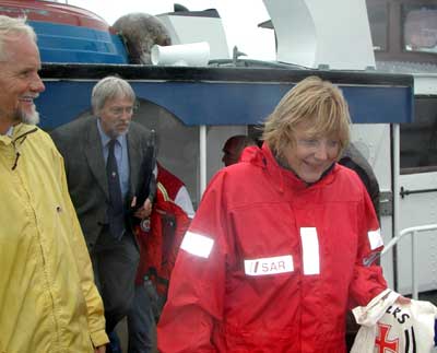 Frau Dr. Merkel beim Verlassen der Bsum